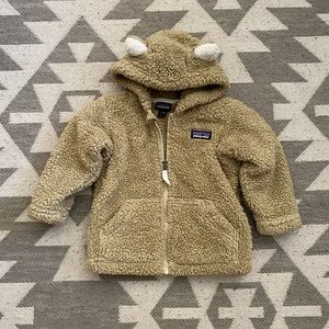 •P A T A G O N I A..F U R R Y.. F R I E N D S..H O O D I E•